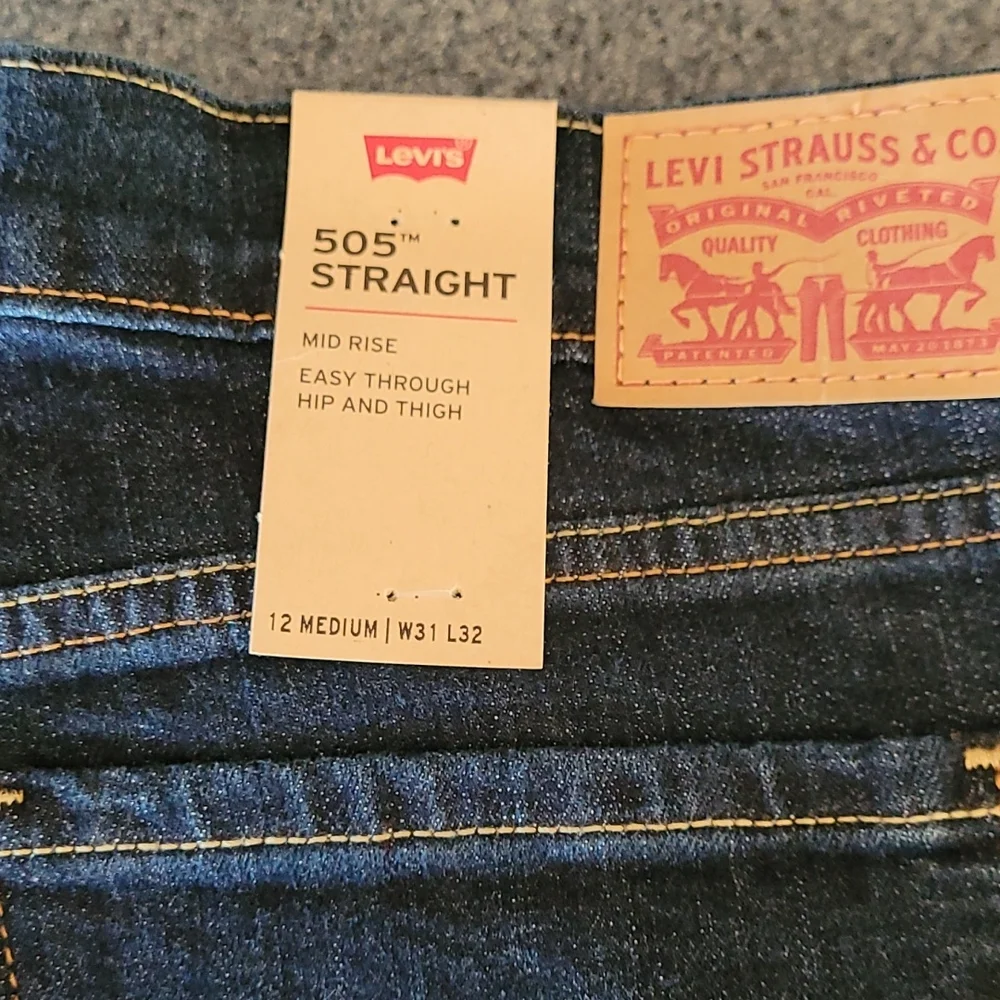 Levi's - Picture 1 of 3